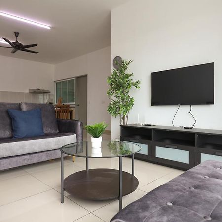 Cozy 3-Bedroom Condo With Pool - Seri Kembangan Extérieur photo