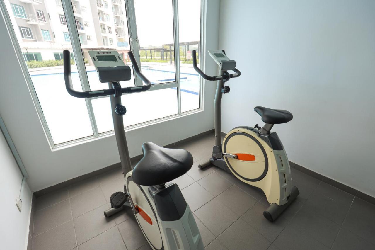 Cozy 3-Bedroom Condo With Pool - Seri Kembangan Extérieur photo