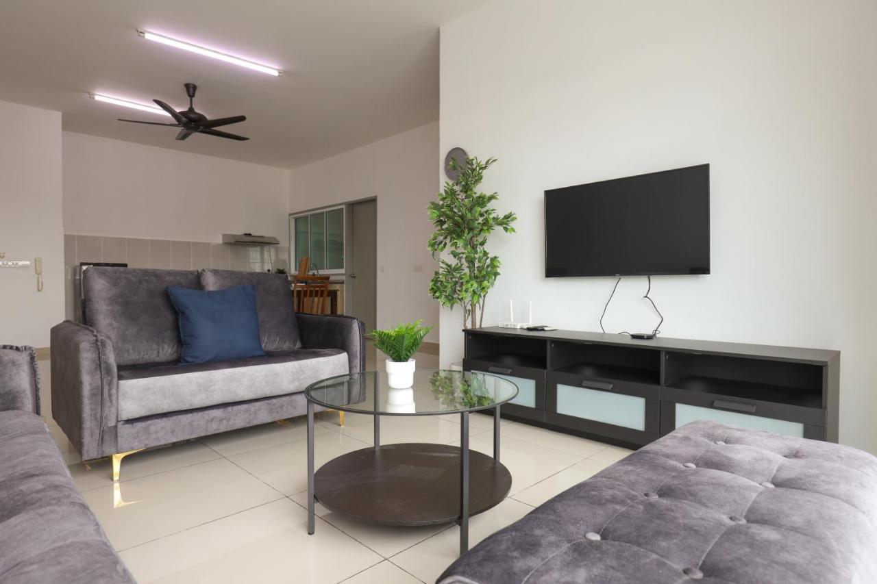 Cozy 3-Bedroom Condo With Pool - Seri Kembangan Extérieur photo