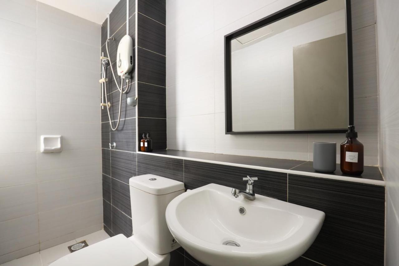 Cozy 3-Bedroom Condo With Pool - Seri Kembangan Extérieur photo