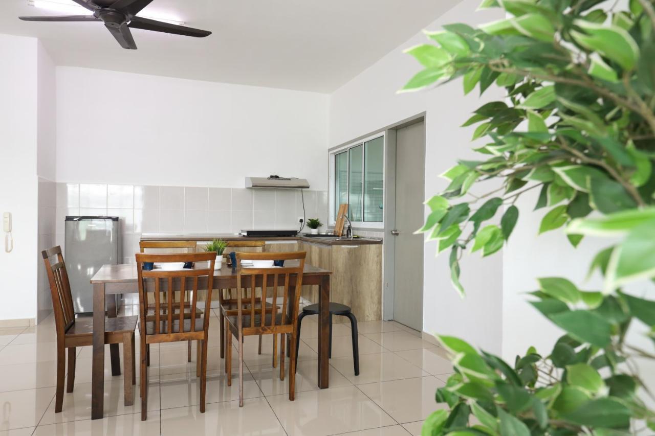 Cozy 3-Bedroom Condo With Pool - Seri Kembangan Extérieur photo