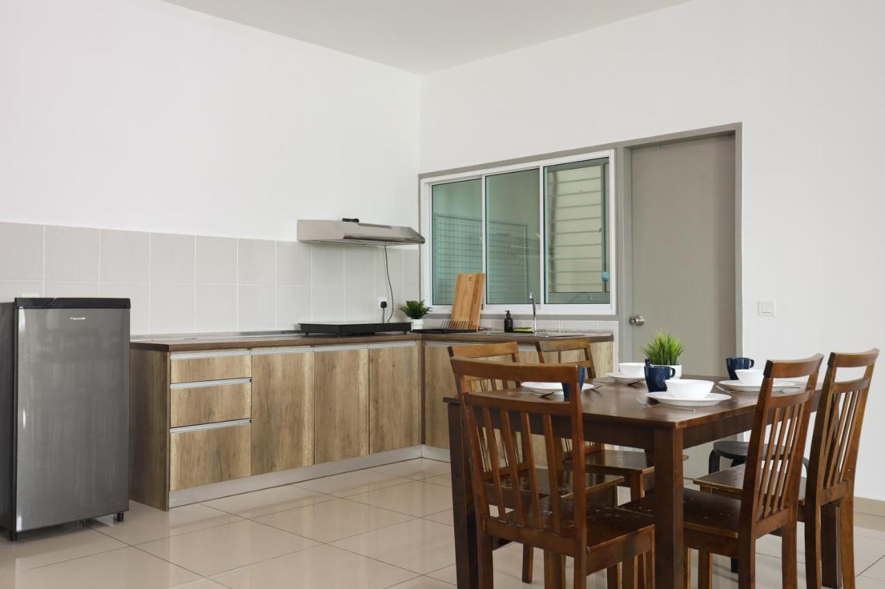 Cozy 3-Bedroom Condo With Pool - Seri Kembangan Extérieur photo