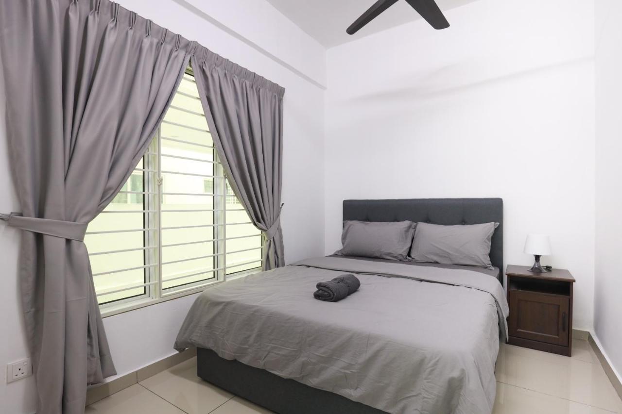 Cozy 3-Bedroom Condo With Pool - Seri Kembangan Extérieur photo