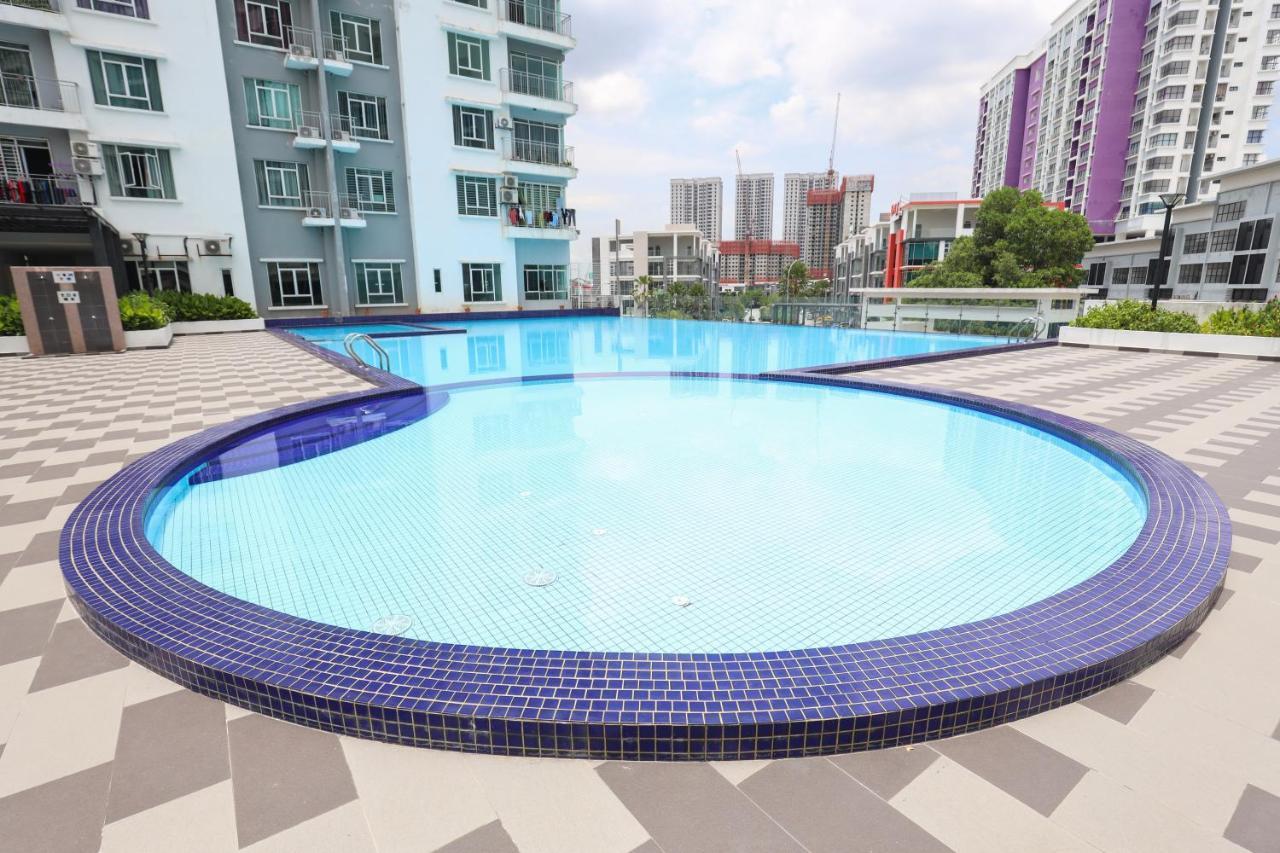 Cozy 3-Bedroom Condo With Pool - Seri Kembangan Extérieur photo