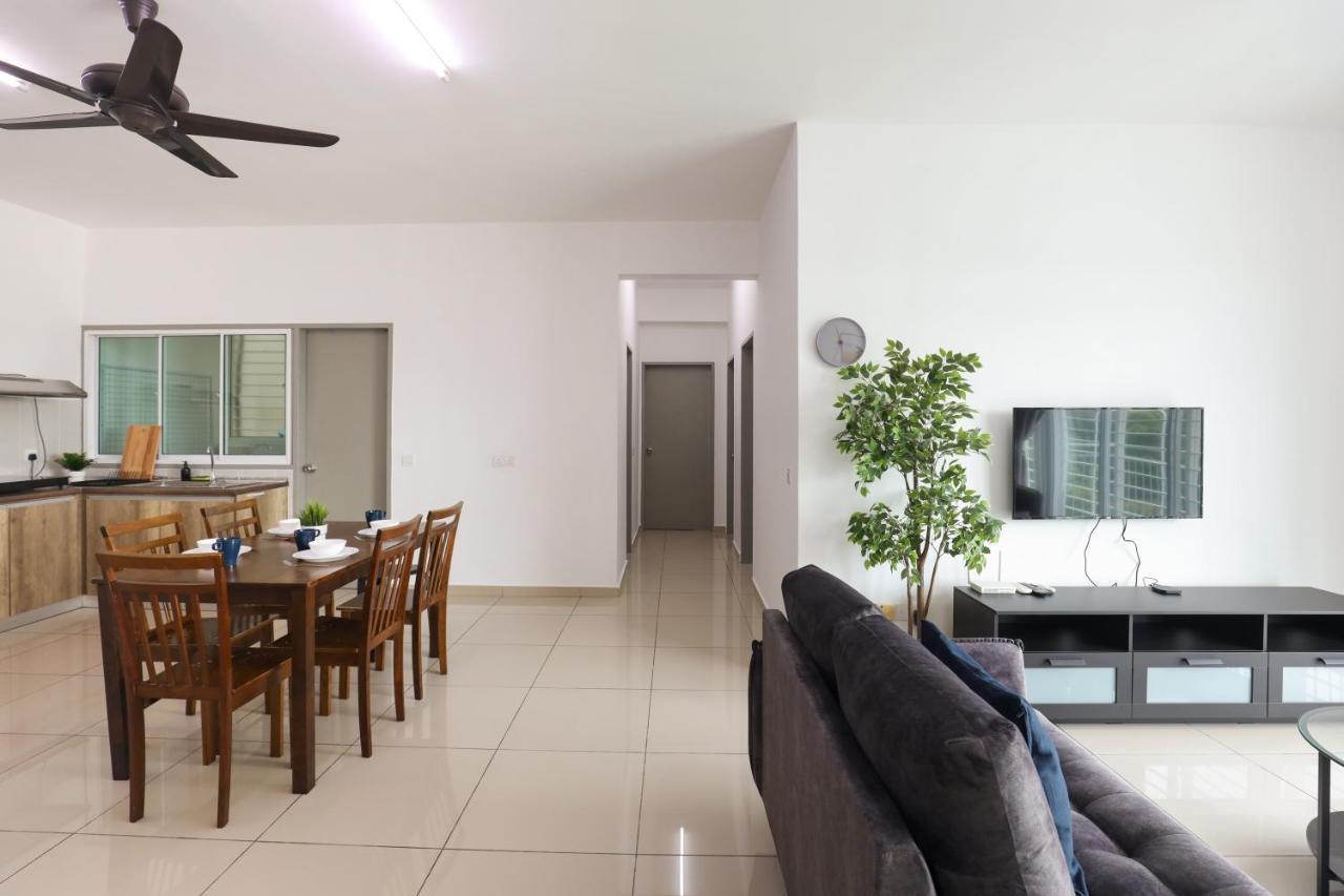 Cozy 3-Bedroom Condo With Pool - Seri Kembangan Extérieur photo