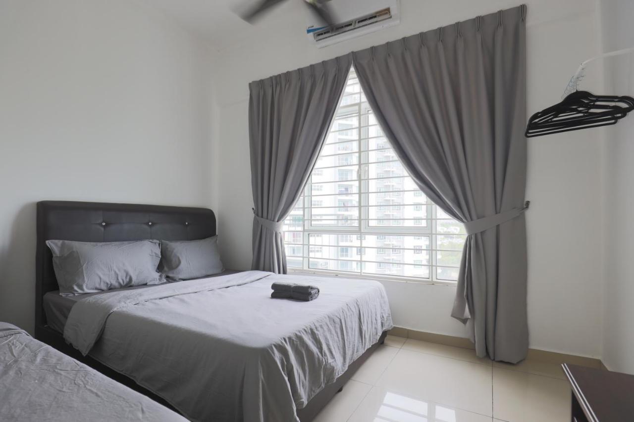 Cozy 3-Bedroom Condo With Pool - Seri Kembangan Extérieur photo